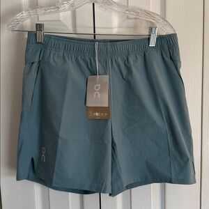 NWT ON CLOUD Essential Shorts (S)